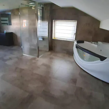 3 Bedrooms Villa With Jacuzzy Furnished Terrace And Wifi At Waterloo 빌라 와떼흘루