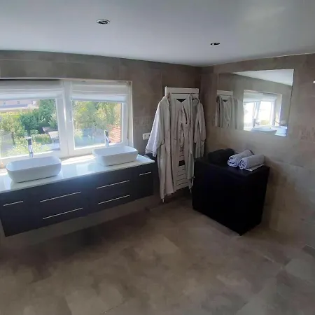 3 Bedrooms Villa With Jacuzzy Furnished Terrace And Wifi At Waterloo Waterloo
