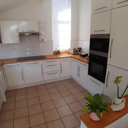 빌라 3 Bedrooms Villa With Jacuzzy Furnished Terrace And Wifi At Waterloo 와떼흘루