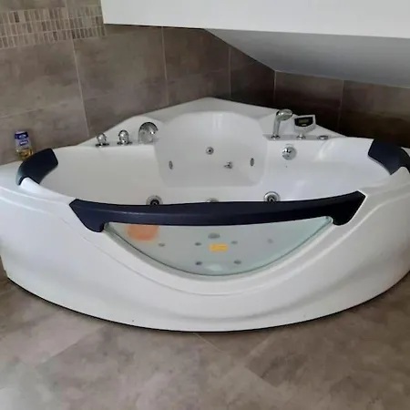 Villa 3 Bedrooms Villa With Jacuzzy Furnished Terrace And Wifi At Waterloo *