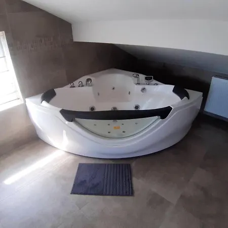 3 Bedrooms Villa With Jacuzzy Furnished Terrace And Wifi At Waterloo 와떼흘루